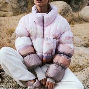 FP Movement Large Jacket In A Bubble Shine Puffer cropped in Aurora mountains